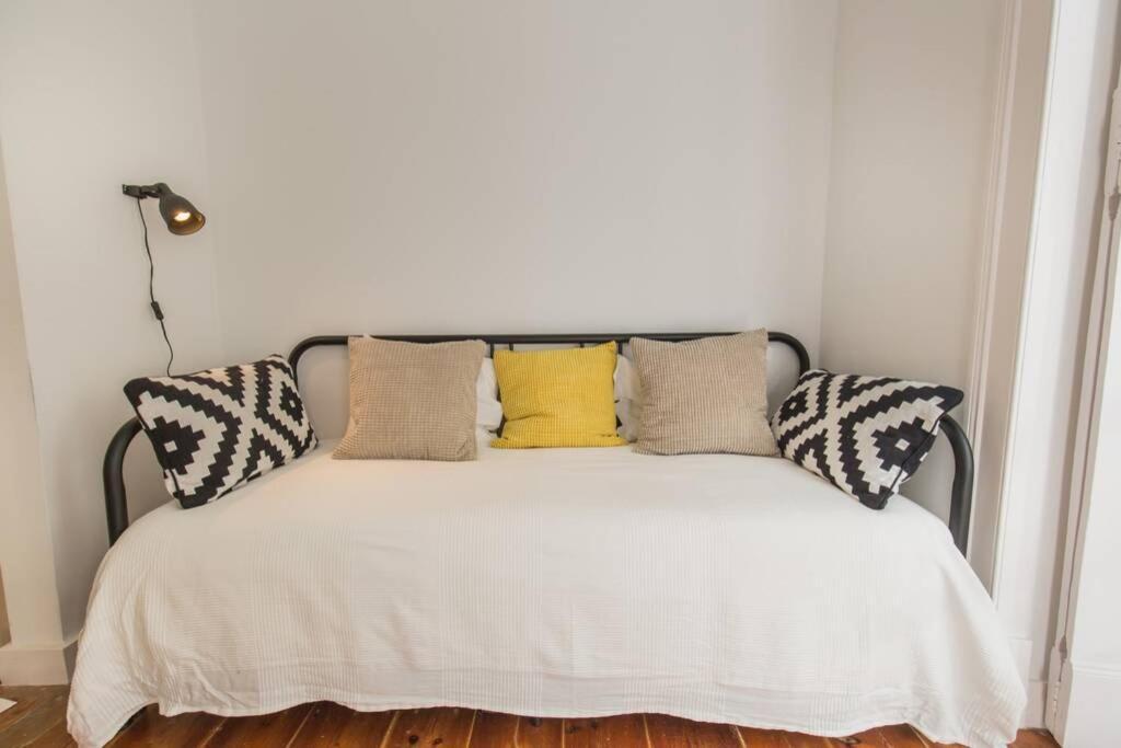 Apartment 135 A - In Tranquil Flat In Alfama Near Se And Castle *