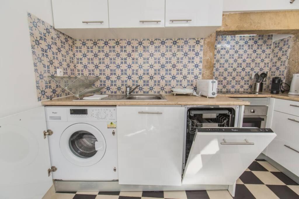 Apartment 135 A - In Tranquil Flat In Alfama Near Se And Castle