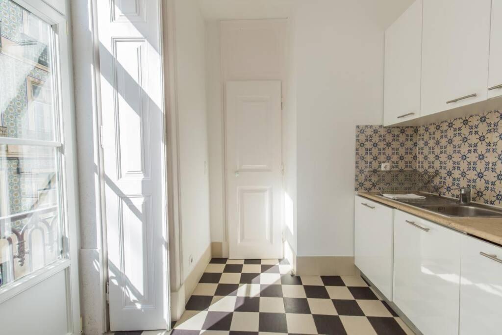 Apartment 135 A - In Tranquil Flat In Alfama Near Se And Castle Lissabon