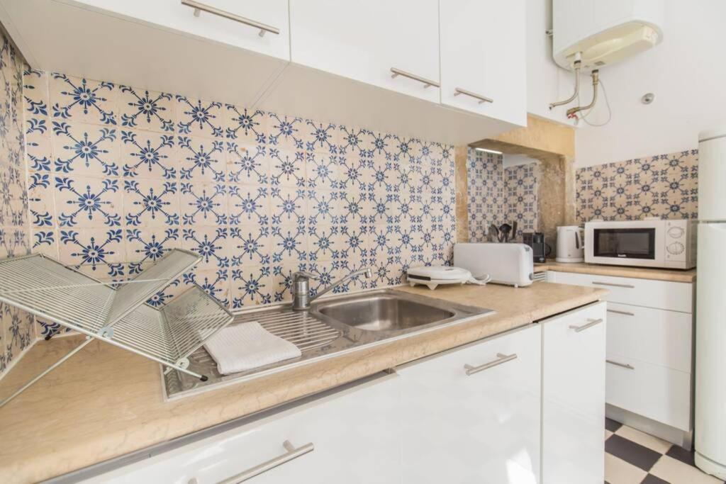 135 A - In Tranquil Flat In Alfama Near Se And Castle Lissabon