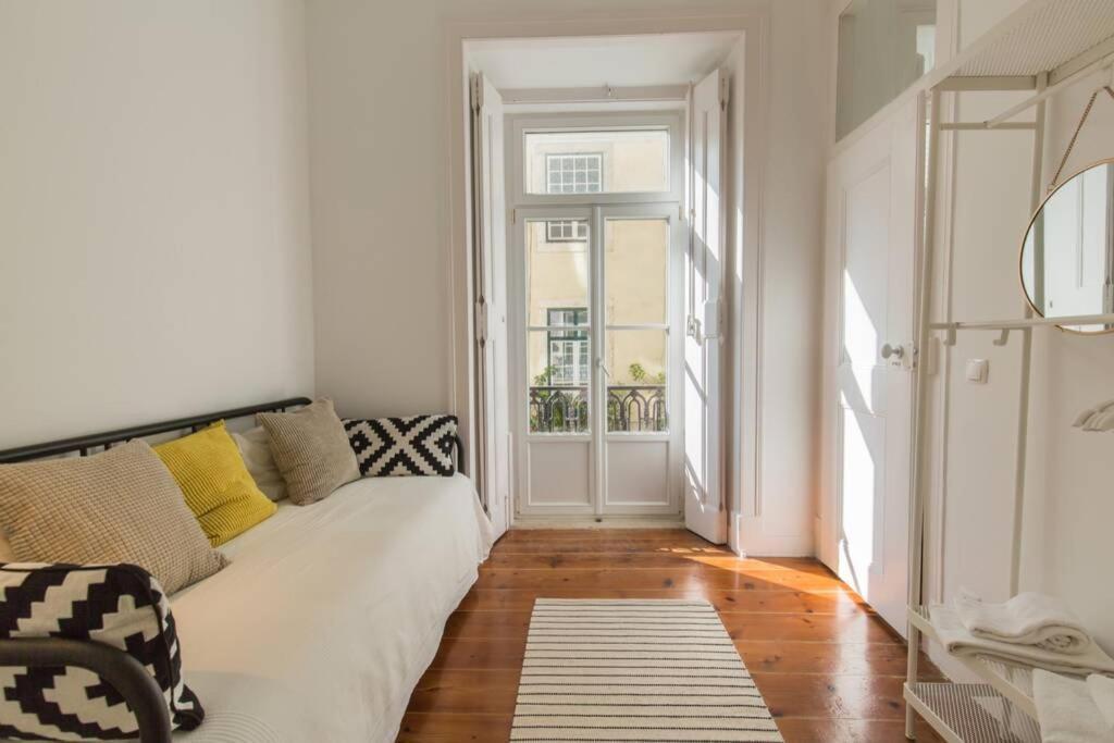 Apartment 135 A - In Tranquil Flat In Alfama Near Se And Castle *