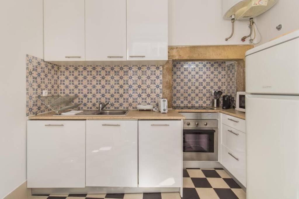 135 A - In Tranquil Flat In Alfama Near Se And Castle *